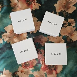Mejuri Magnetic Jewelry Box